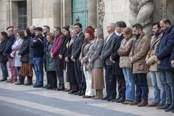 Alicante recuerda a las víctimas del accidente ferroviario y cancela la agenda institucional