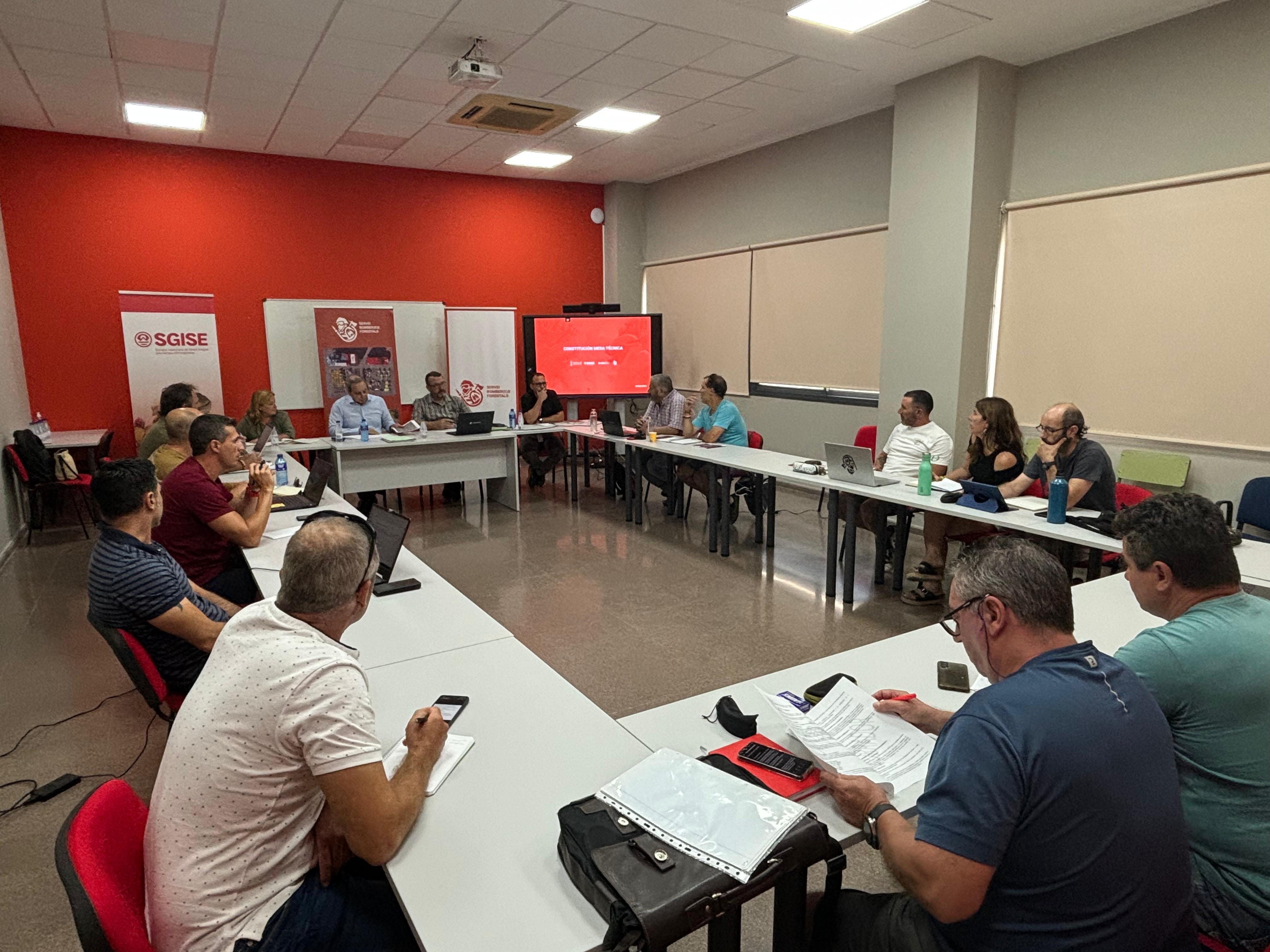 El Consell activa la mesa técnica de negociación para abordar las mejoras de los bomberos forestales