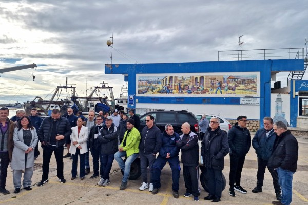 Los pescadores de Castellón amarran su flota contra el nuevo reglamento de control de la UE: 