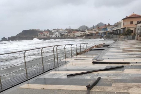 Olas de hasta tres metros y fuerte viento en el Campo de Cartagena y Mazarrón