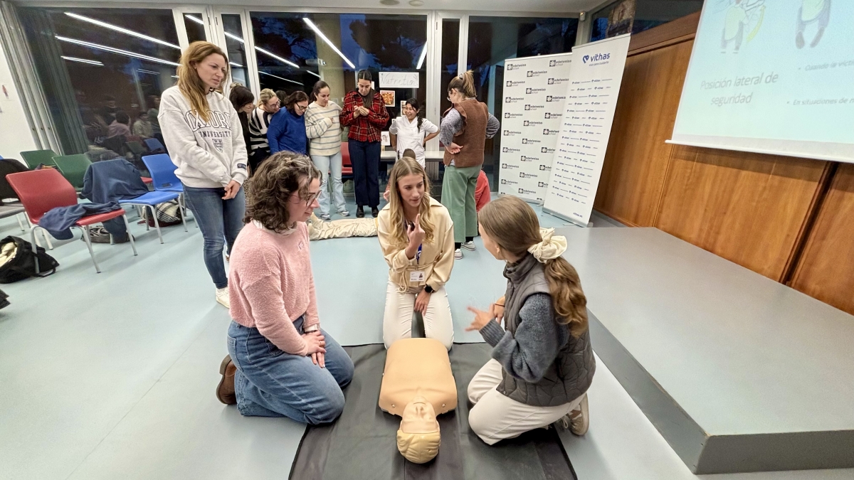 Vithas Valencia 9 de Octubre forma a profesores y personal no docente del Edelweiss School en RCP y primeros auxilios