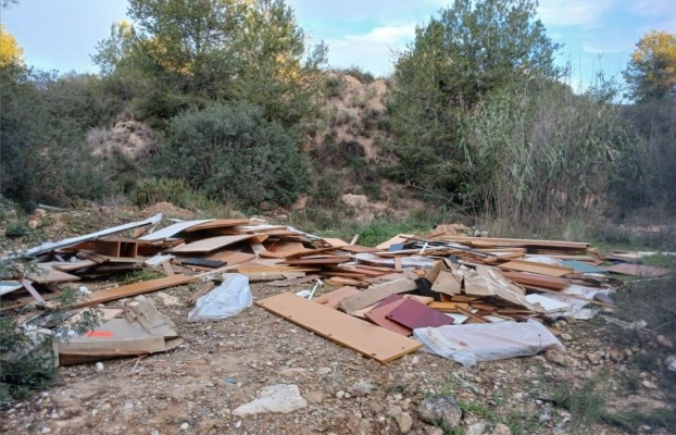 Manises abre varios expedientes sancionadores por vertidos ilegales de residuos sólidos