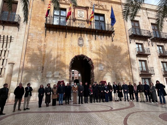 La corporación ilicitana guarda un minuto de silencio en homenaje a las víctimas de la tragedia de Adamuz