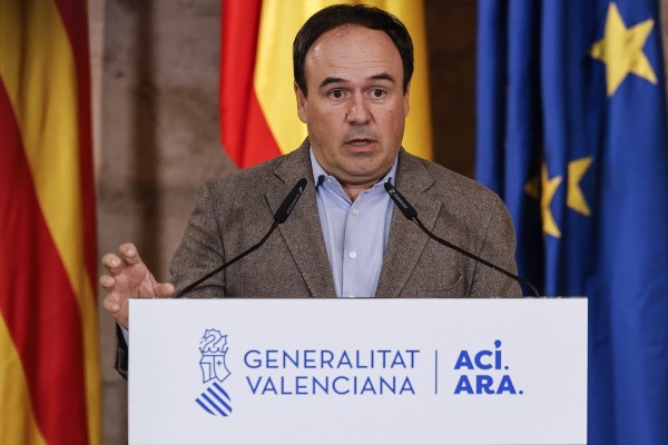 La Generalitat lleva el azul a su logo, aplicaciones y soportes para 