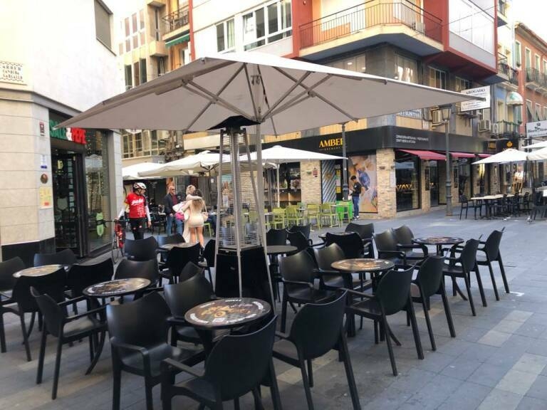 Alicante cumple con Vox y alarga la temporada estival de las terrazas sin limitar aforo, sin retirada exprés...