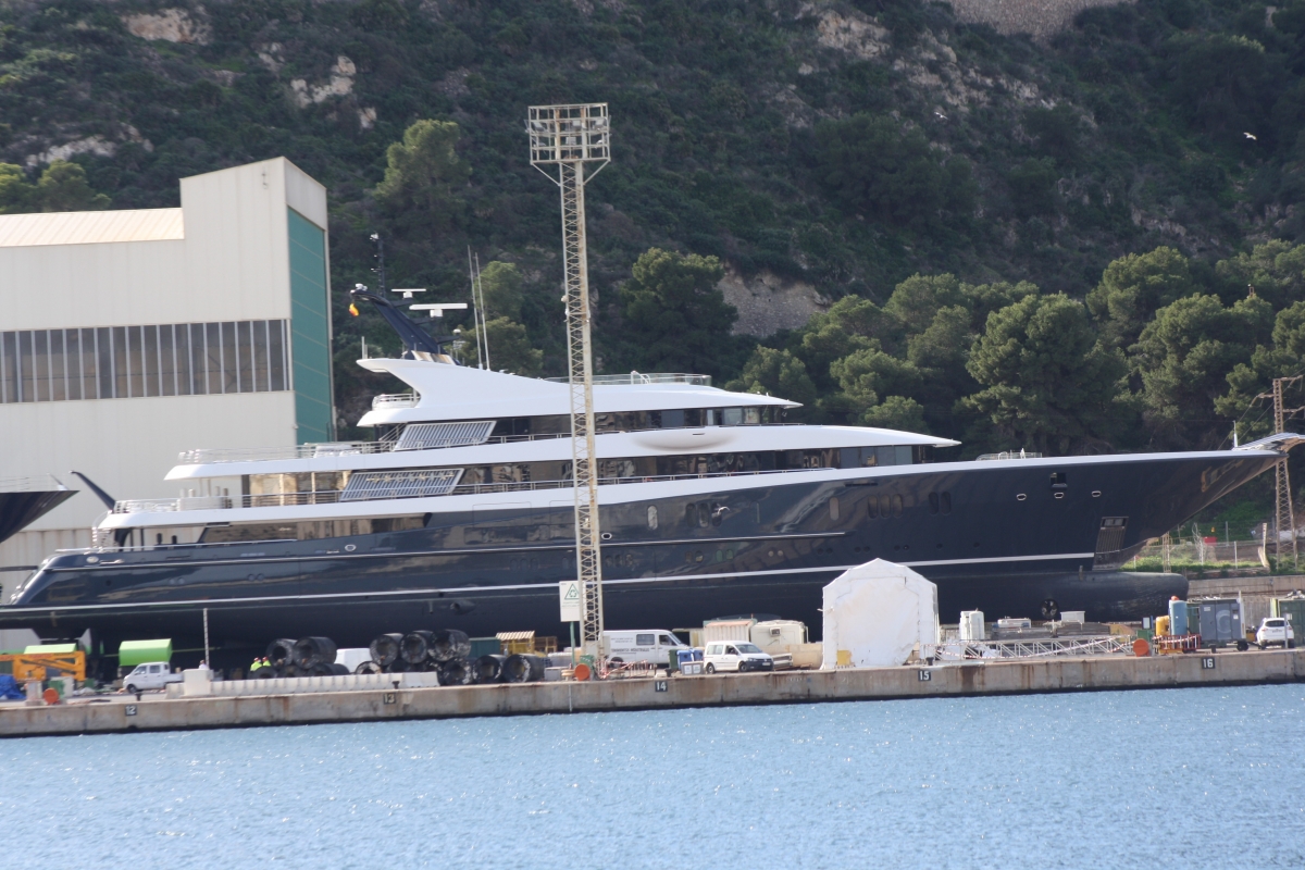 Un palacio flotante en la dársena: el yate de lujo Phoenix 2 elige Cartagena para su mantenimiento