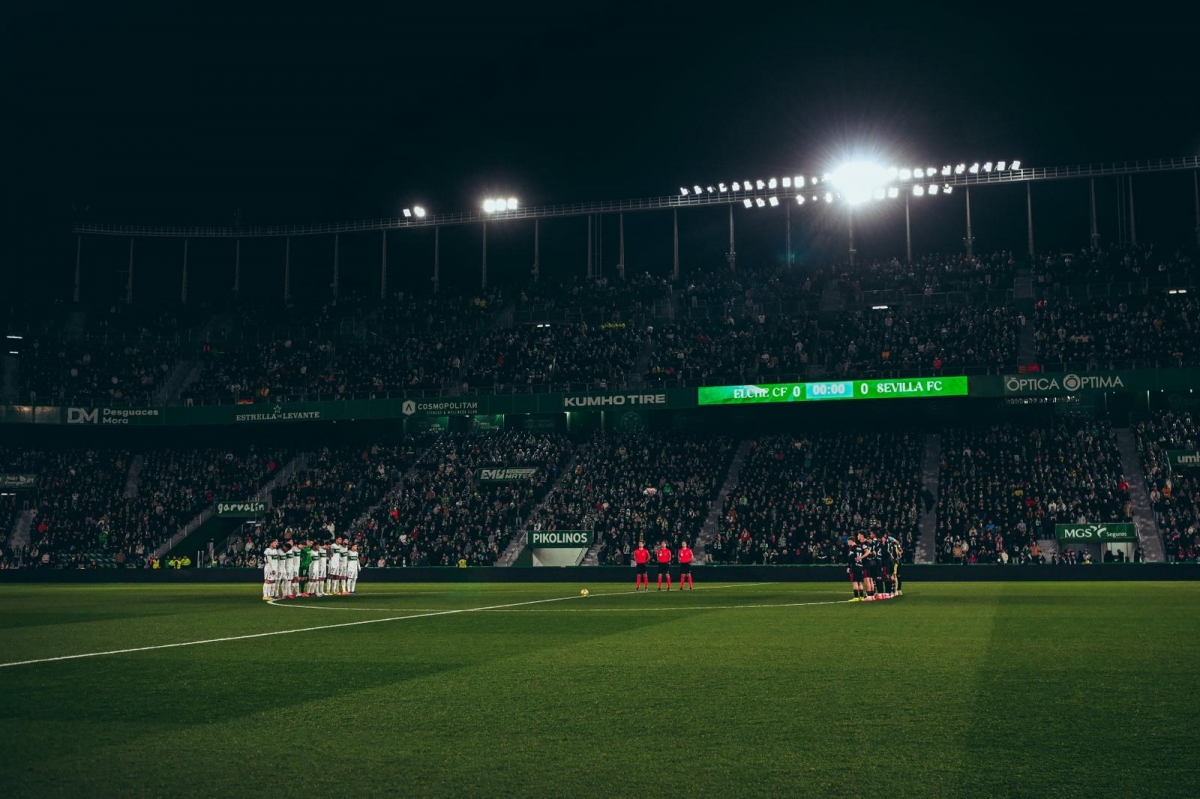 Sentido minuto de silencio en el Martínez Valero