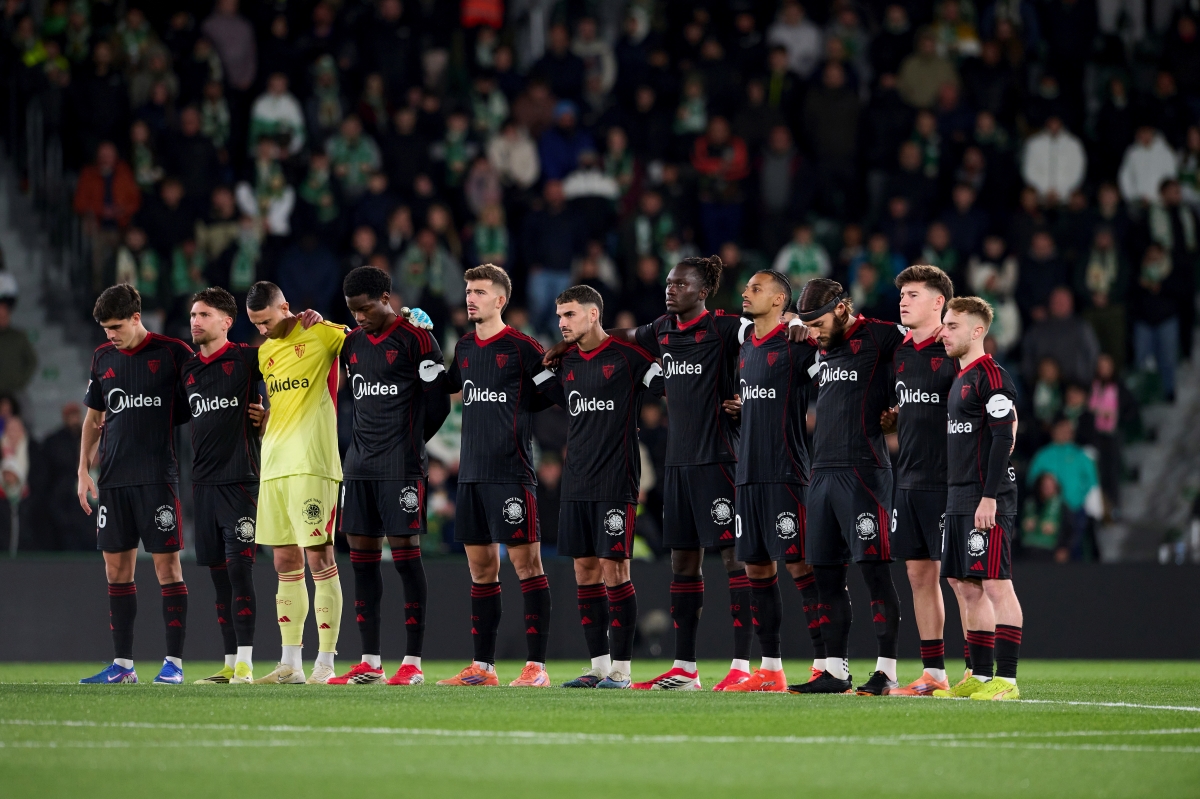 Once inicial del Sevilla FC durante el minuto de silencio