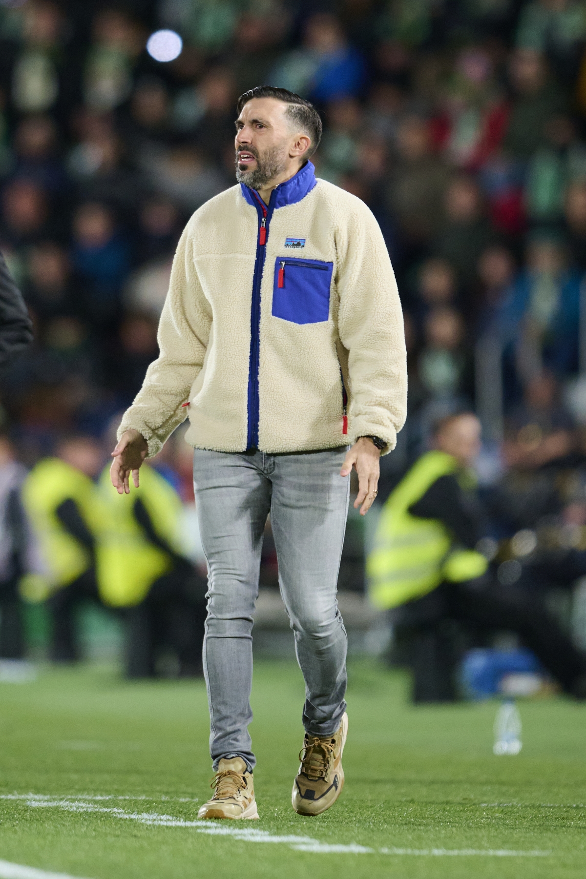 Eder Sarabia sigue el choque desde la banda