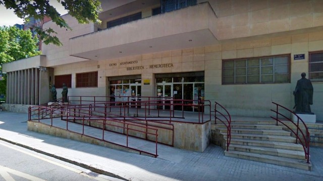 El Ayuntamiento se compromete a rehabilitar la Biblioteca Histórica ante el riesgo para los fondos