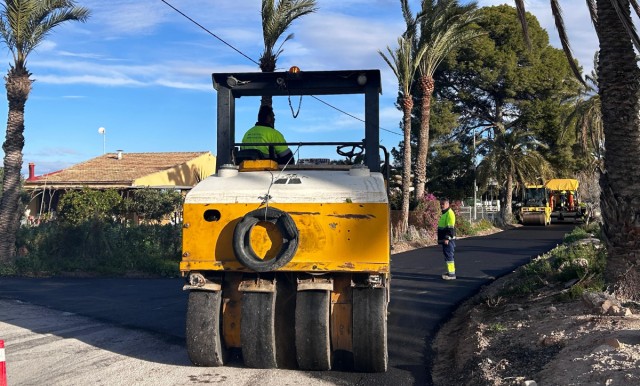 El Ayuntamiento de Elche inicia el asfaltado de caminos en el entorno de Daimés y seguirá por La Hoya