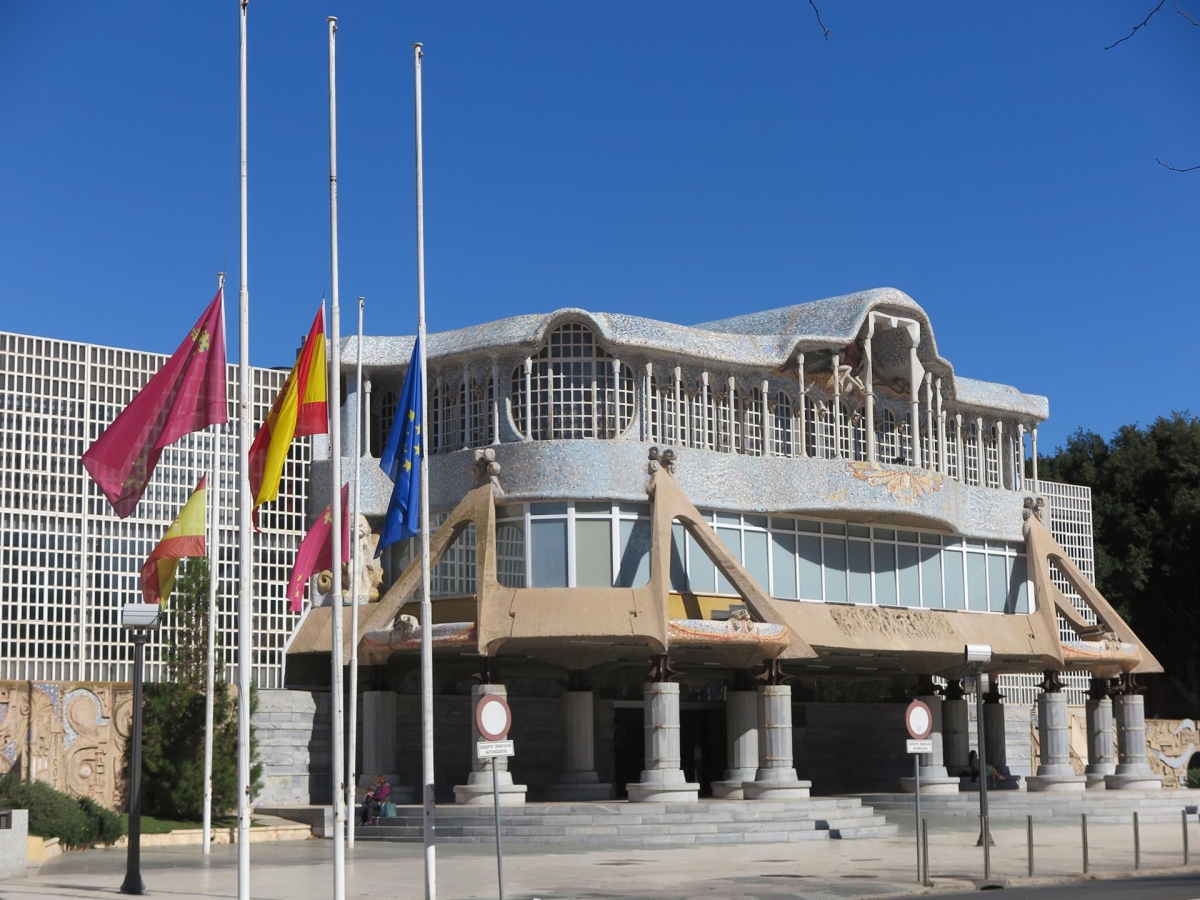 Banderas a media asta en la Asamblea Regional en señal de luto por el accidente ferroviario de Adamuz