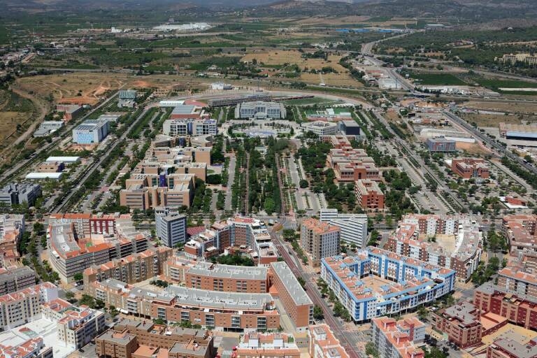 Vecinos del Raval Universitari de Castelló denuncian la construcción de 'minipisos' en bajos que dañan sus viviendas