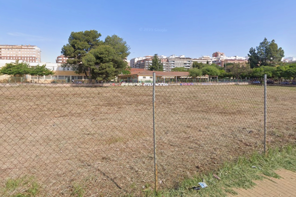 El nuevo pipicán de Censal: vecinos y padres de dos colegios muestran su rechazo al cambio de ubicación