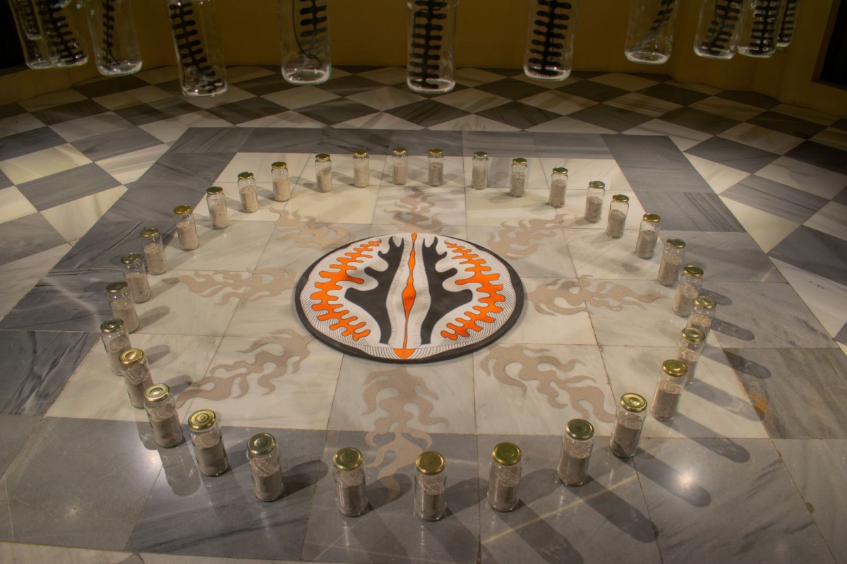 Santos Bastida reflexiona con símbolos sobre la memoria y el renacer en la sala La Capilla de la UMU