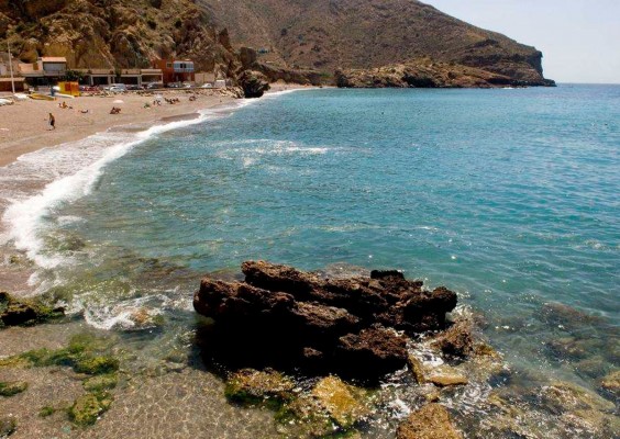 La playa de la Morena, en el Portús, tendrá acceso público garantizado tras la expropiación de un camino privado