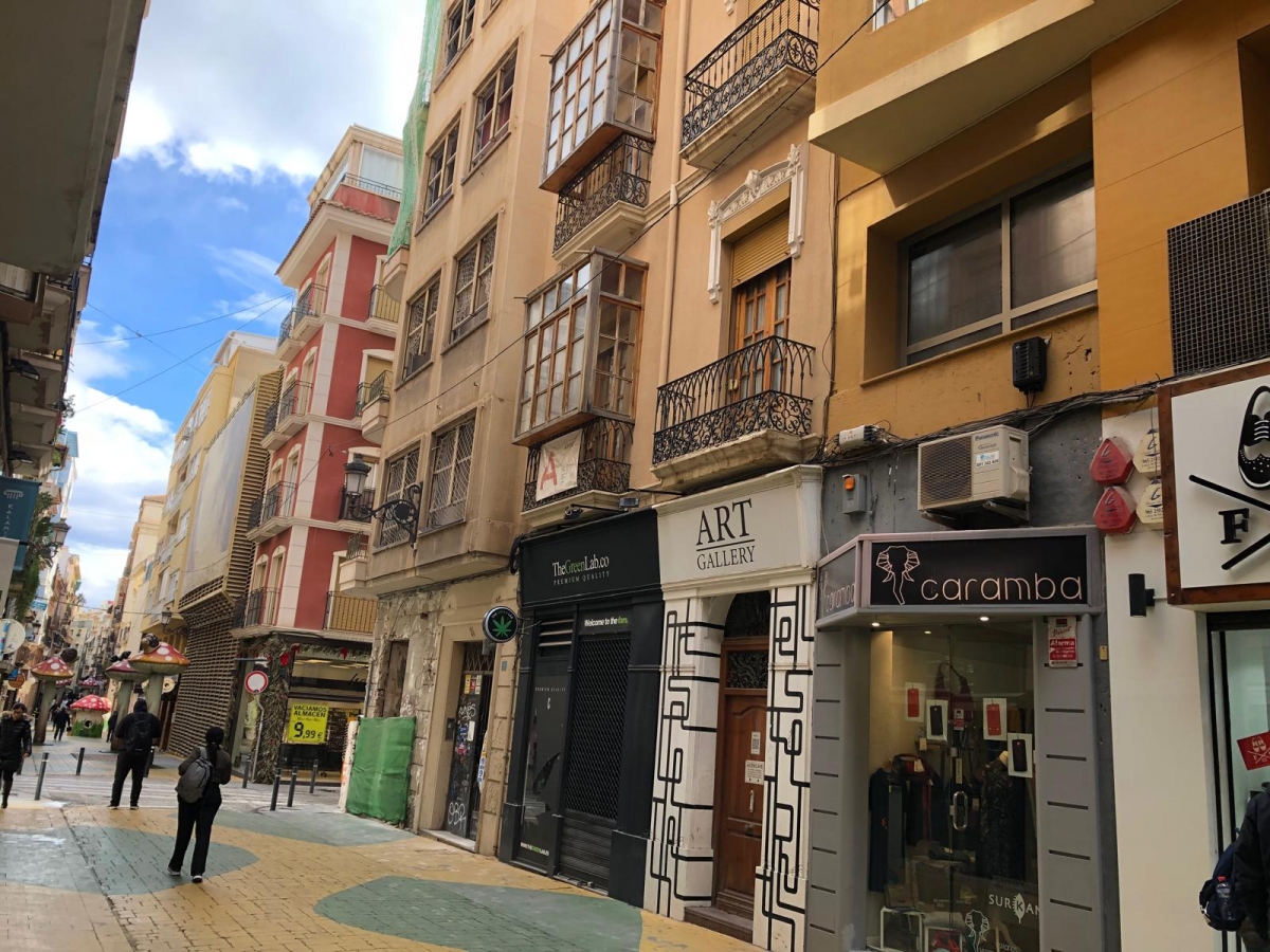 El edificio del número 57 de la calle San Francisco a transformar en hotel.