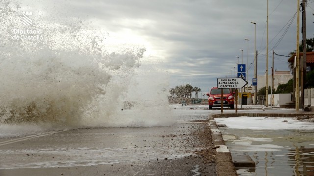 Almassora cierra al tráfico este jueves el paseo marítimo para acondicionarlo después del temporal