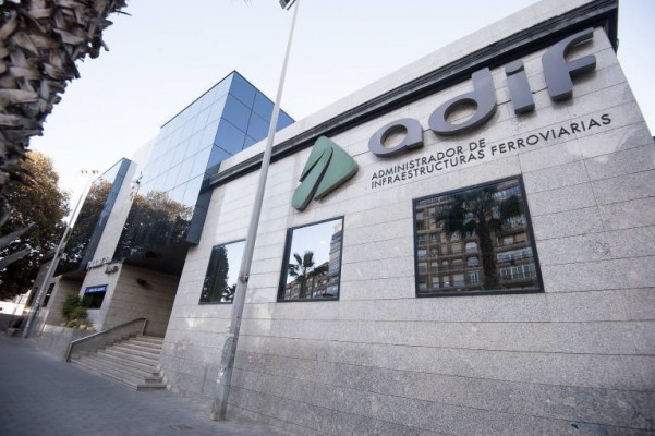 Adif acuerda suprimir último servicio del Madrid-Barcelona y extender trayecto 25 minutos