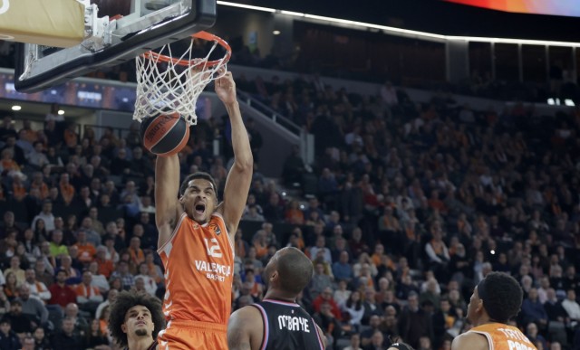 Valencia Basket domina a París y recupera sensaciones en el Roig Arena
