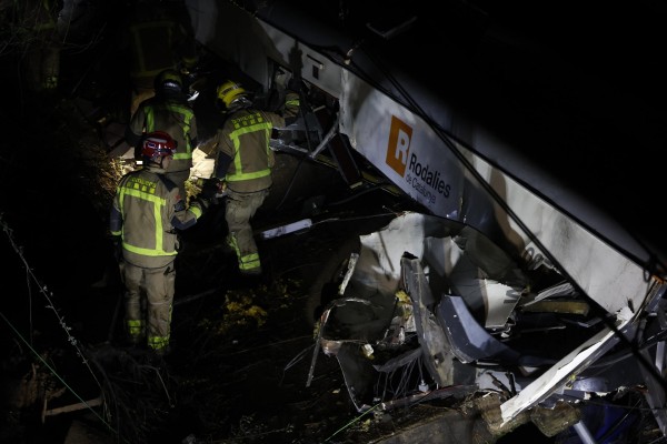 Muere el maquinista de un tren de Rodalies descarrilado en Gelida (Barcelona) tras caer un muro de contención