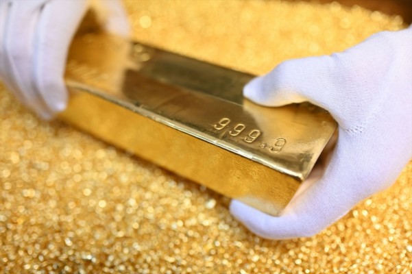 El oro se acerca a los 4.900 dólares ante la incertidumbre global desatada por Trump