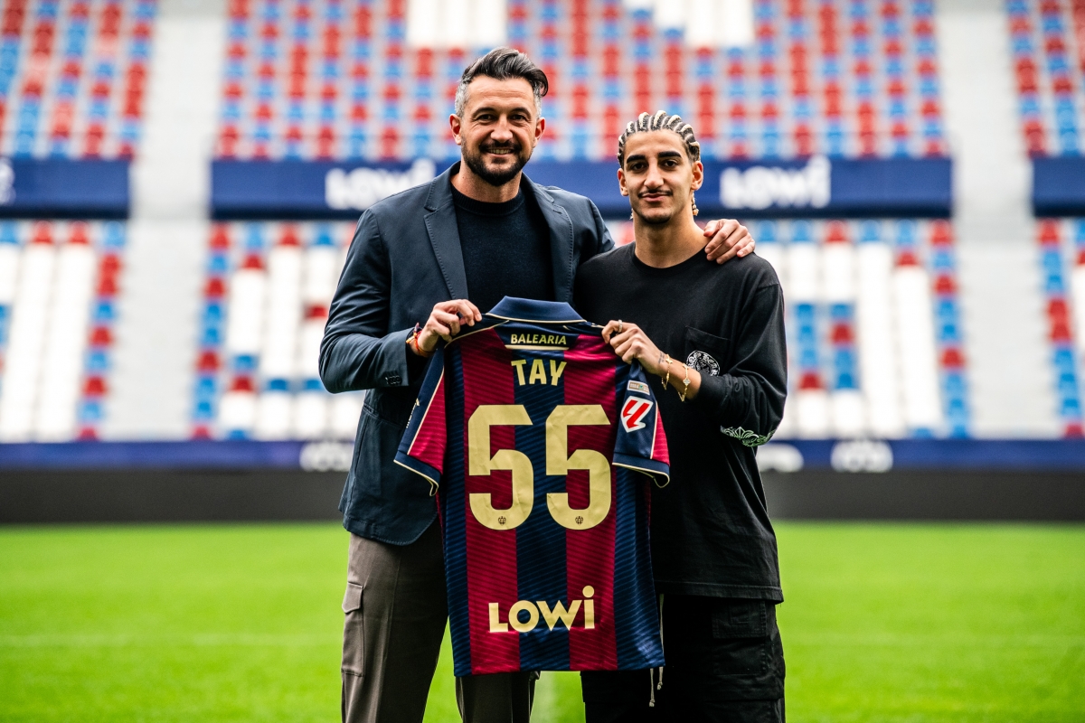 El atacante Tay Abed, primer israelí que viste la camiseta del Levante