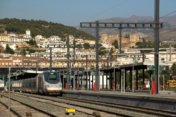 Adif vuelve a reducir la velocidad máxima a 160 km/h en la línea Madrid-Barcelona tras quejas de maquinistas