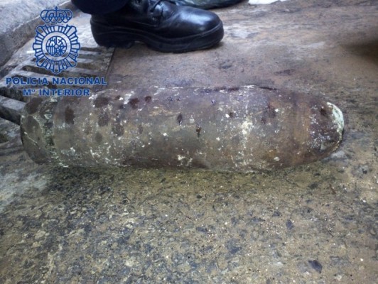 La Policía retira un artefacto explosivo de una calle del distrito de Marítim en Valencia
