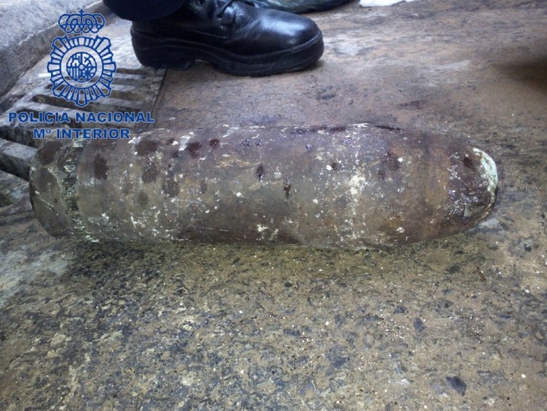 La Policía retira un artefacto explosivo de una calle del distrito de Marítim en Valencia