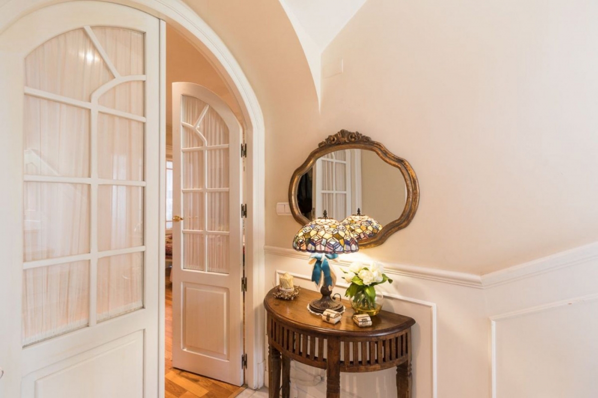 La casa de estilo inglés que sorprende en el corazón de Mula con sus molduras, papeles pintados y una elegante escalera