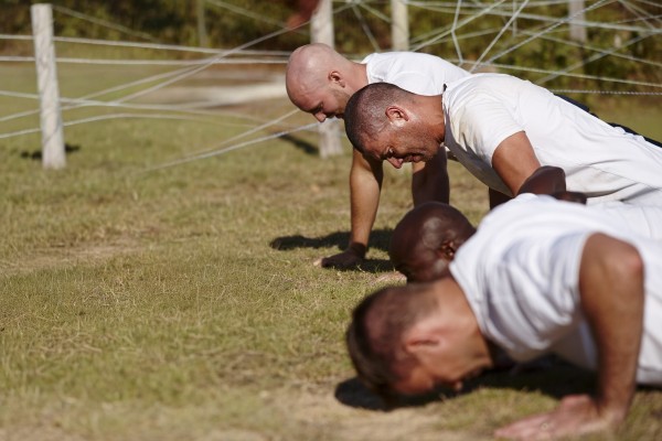 Defensa simplifica y unifica las pruebas físicas para toda la carrera militar: de doce a cinco ejercicios básicos