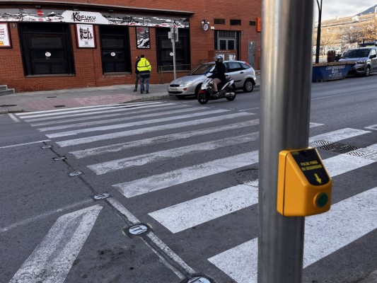 Petrer amplía la red de pasos de peatones inteligentes en las avenidas de Madrid y Reina Sofía