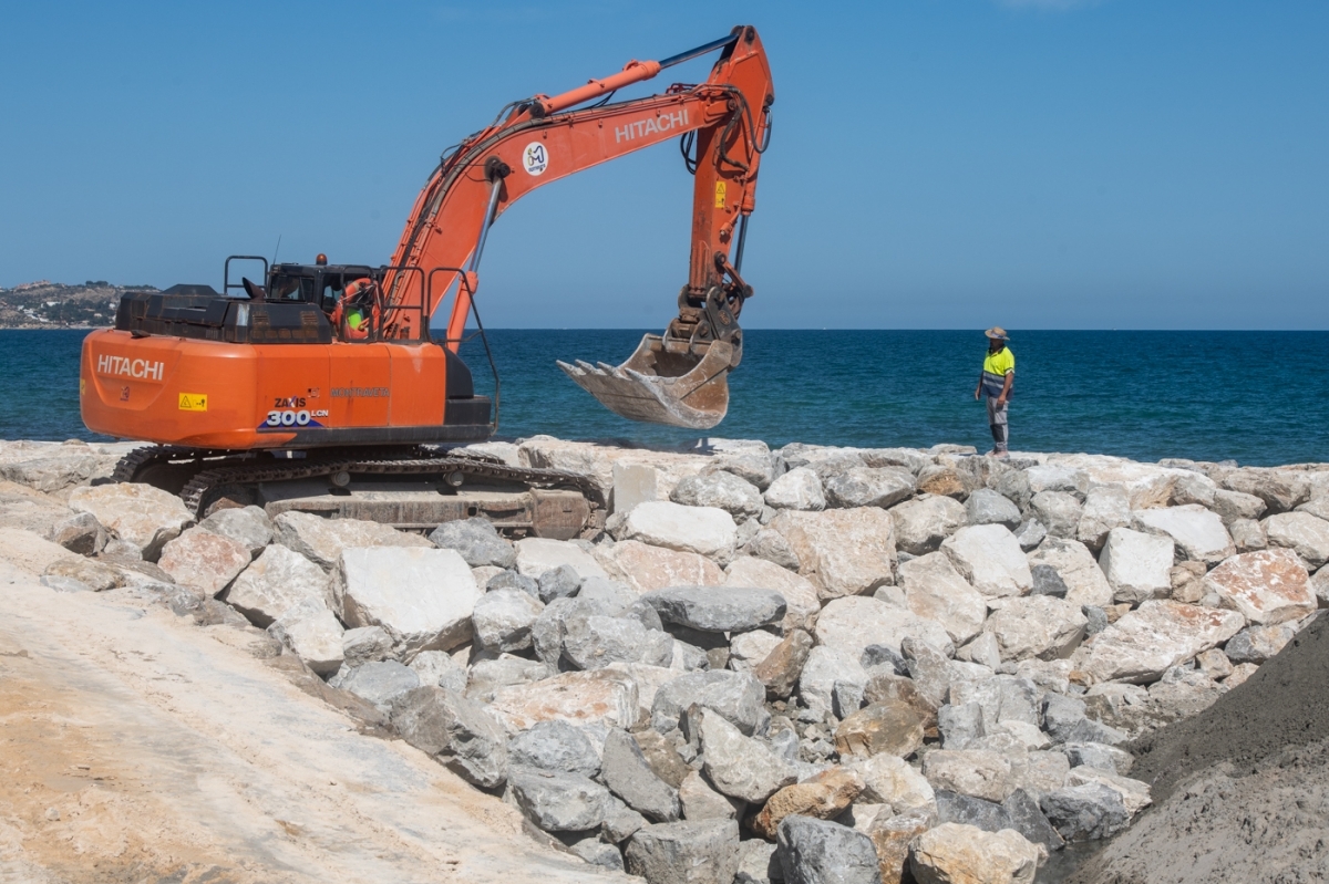 Las máquinas vuelven al Cocó de Alicante: dos meses para mejorar el perfil de playa