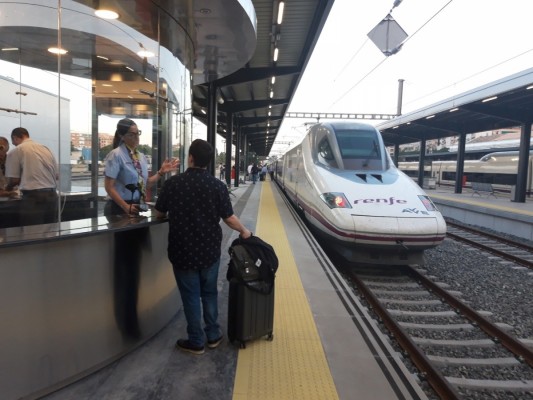 Adif reduce temporalmente la velocidad máxima en tres puntos de la línea Madrid-Valencia