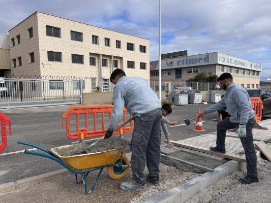 Los talleres de empleo de Elche para menores de 30 años mejoran áreas y aparcamiento del Polígono de Carrús