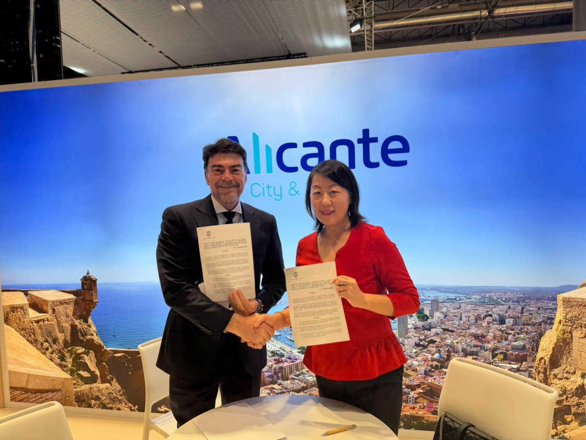 La firma del convenio con la Asociación  la Asociación Hispano-China para la cultura y la economía.