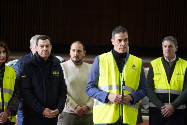 Sánchez y Moreno acuerdan celebrar un homenaje de Estado por las víctimas el 31 de enero en Huelva
