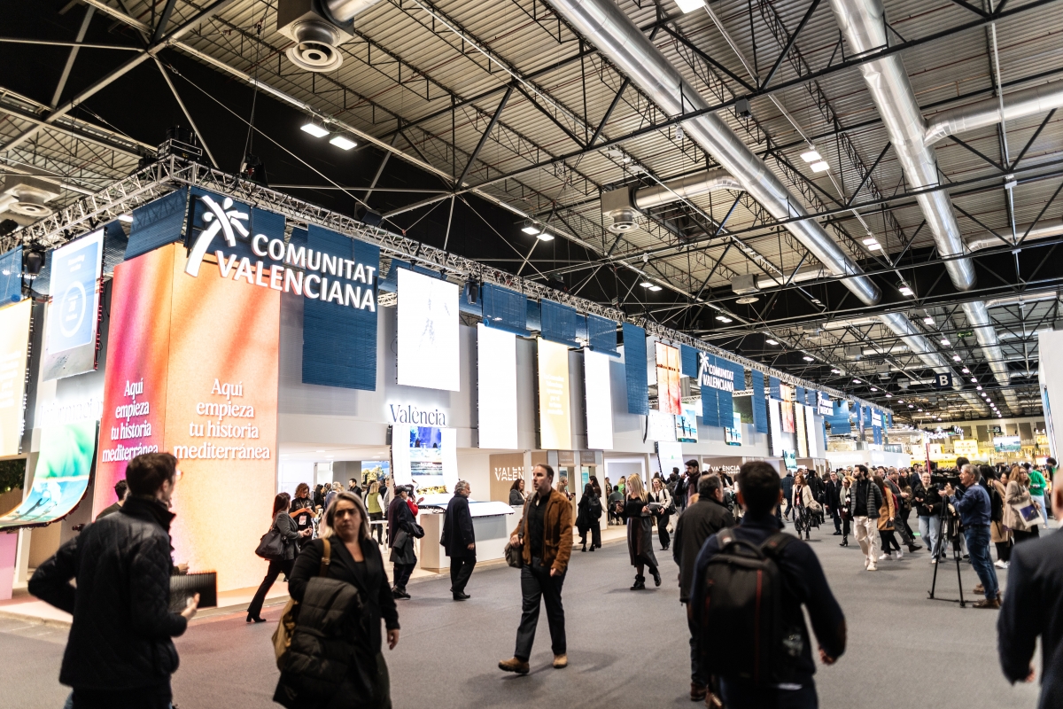 El 'stand' más 'tech' de la Comunitat en Fitur: IA, pulsera festivalera y persianas robóticas para atraer al turista