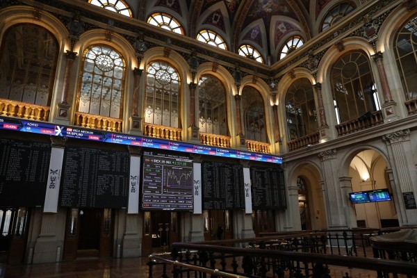 El Ibex 35 se alza un 1,7% y supera los 18.600 puntos, en máximos, con el petróleo por debajo de 90 dólares