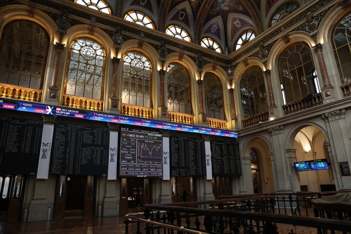 El Ibex 35 se recupera al cierre y acaba subiendo levemente, al filo de los 17.440 puntos