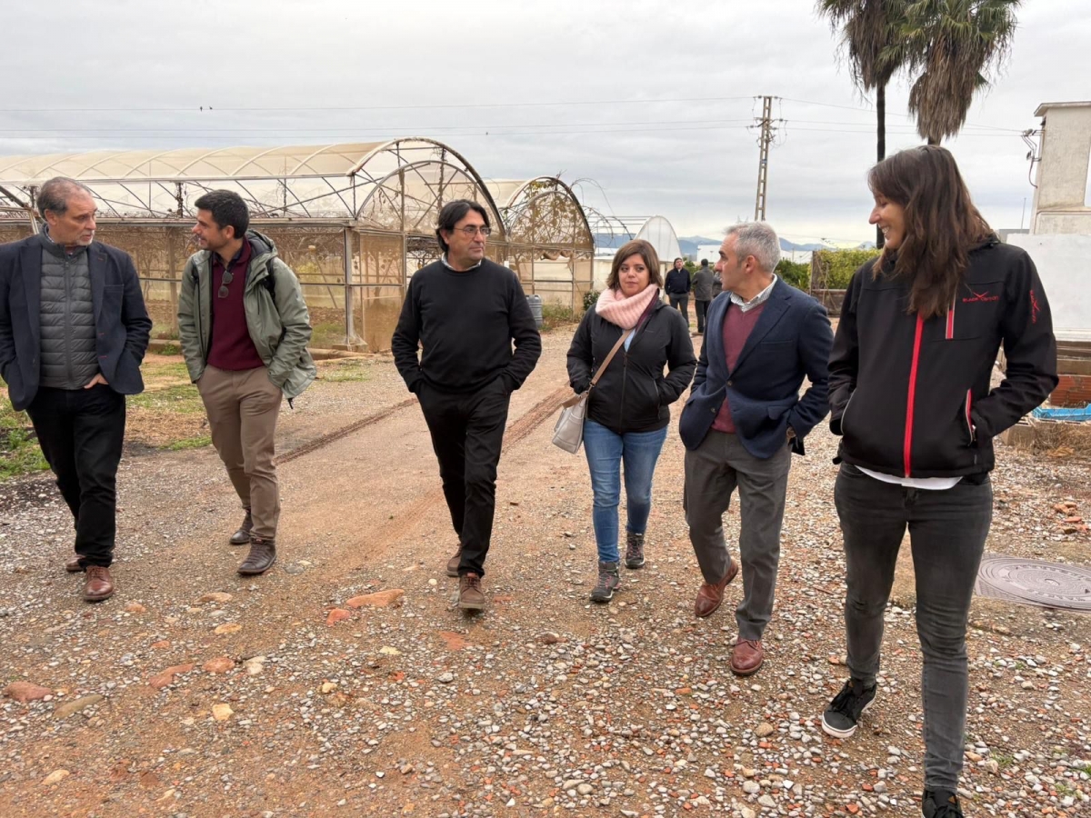 El conseller durante su visita la Estación Experimental Agraria de Vila-real. - El conseller durante su visita la Estación Experimental Agraria de Vila-real.