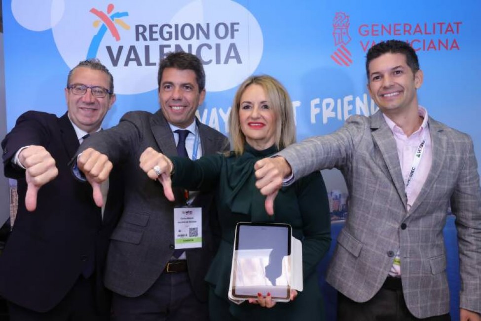 El presidente de la Generalitat, Carlos Mazón ,y la consellera de Industria, Nuria Montes, celebrando la derogación de la tasa turística aprobada por el Botànic. Foto: GVA  - 