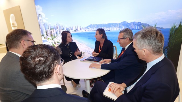 Benidorm se reúne en Fitur con la secretaria de Turismo de Reino Unido y el embajador británico 