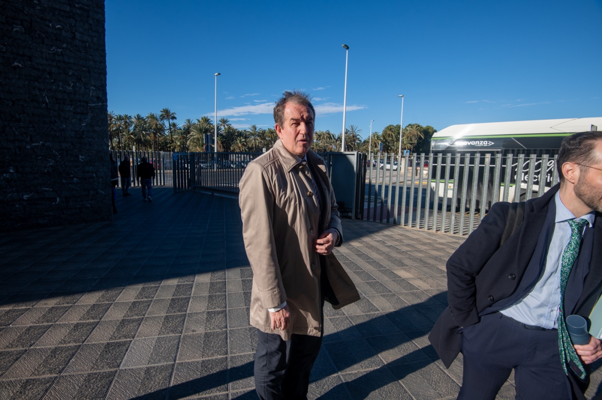 Anguix abandona la sede judicial