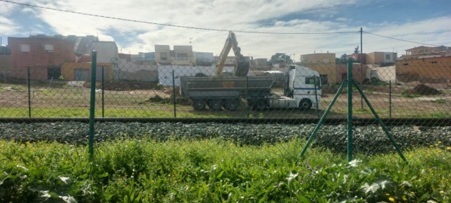 Vecinos del Sector Estación denuncian graves irregularidades en los trabajos de descontaminación de la parcela municipal de Los Mateos