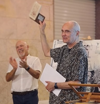 Abril reconeix la tasca de Ramon París per la promoció de la cultura des d'Onada Edicions 