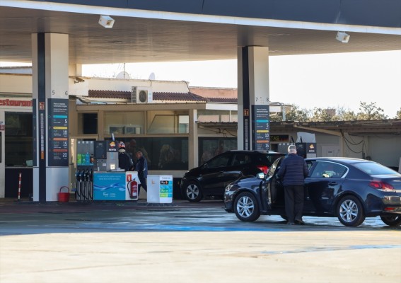 Los carburantes ponen fin a su espiral bajista y registran la primera subida de 2026