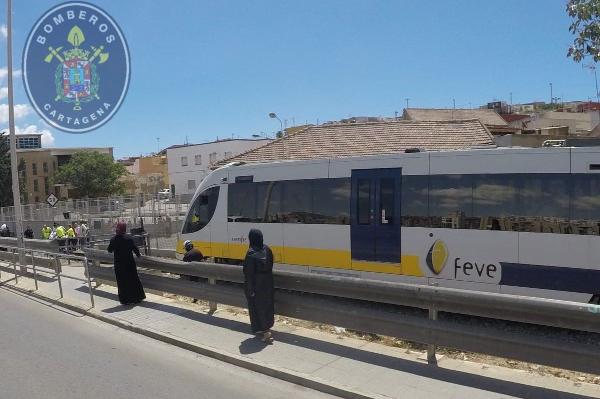 Un tren de la línea Cartagena–Los Nietos choca con un camión pluma en Alumbres y causa tres heridos 