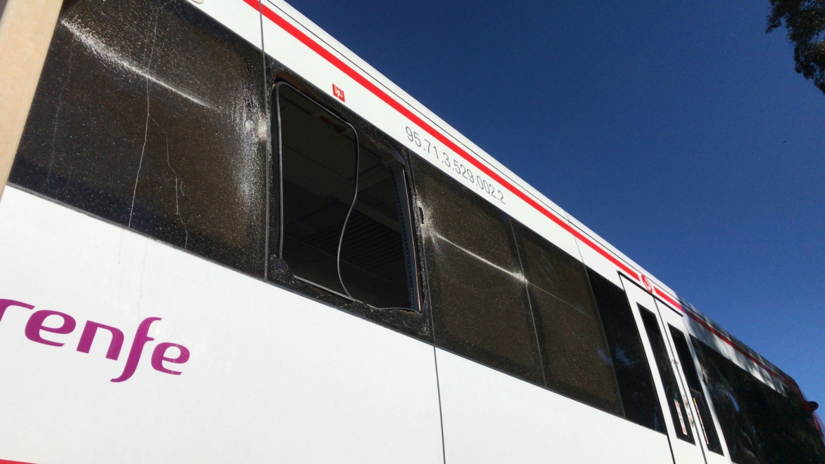 Un tren de la línea Cartagena–Los Nietos choca con un camión pluma en Alumbres y causa varios heridos 